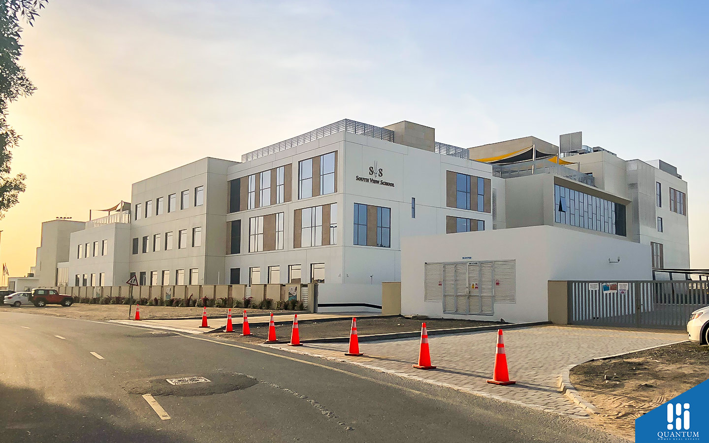 حياة تاون هاوس، تاون سكوير