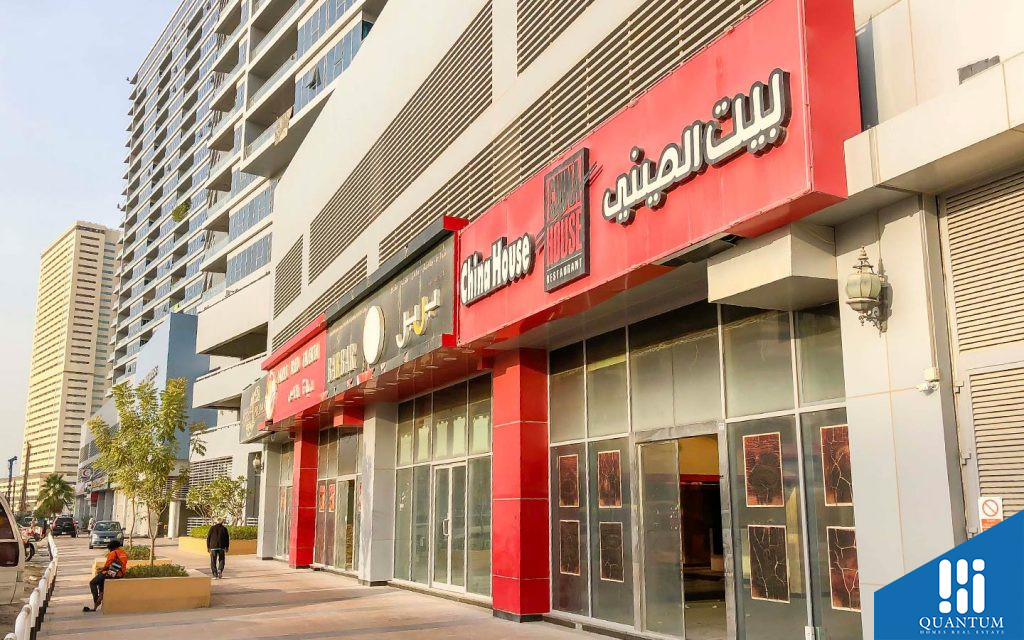 أحد المطاعم تحت أبراج سكاي كورتس