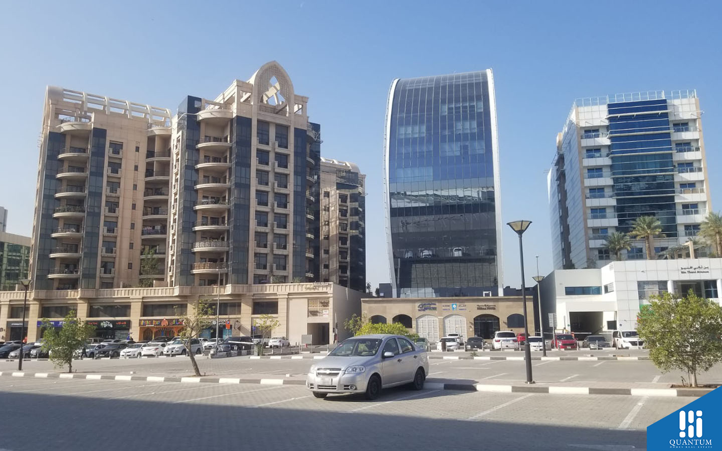 مباني في شارع المطار
