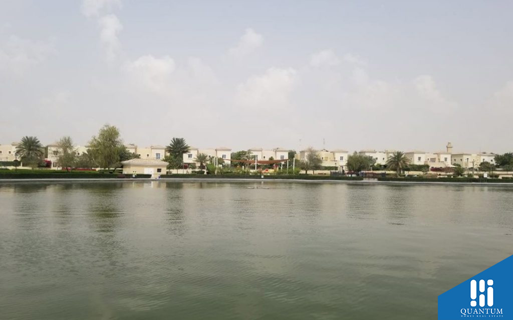 بحيرة في مجمع سمارة