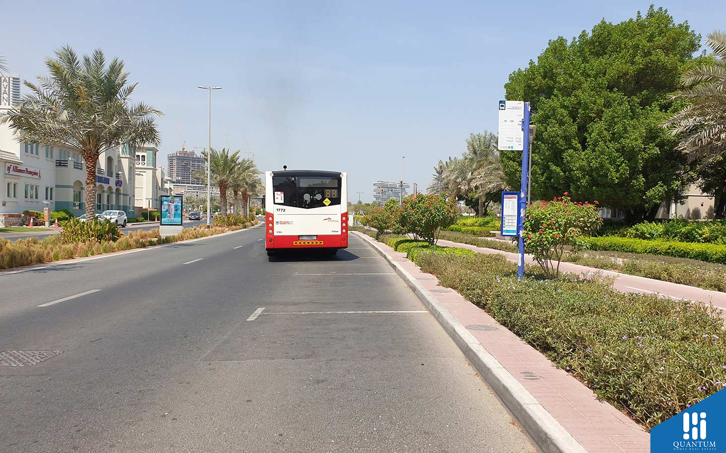 أحد مواقف الباصات في مساكن قرطبة