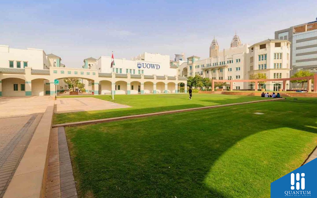 ساحة خضراء في جامعة ولونغونغ في دبي
