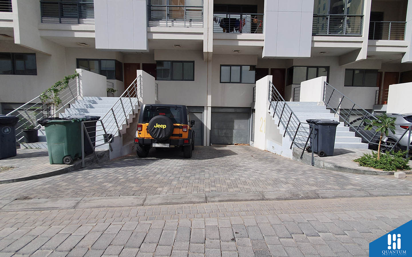 covered parking spaces near Las Casas