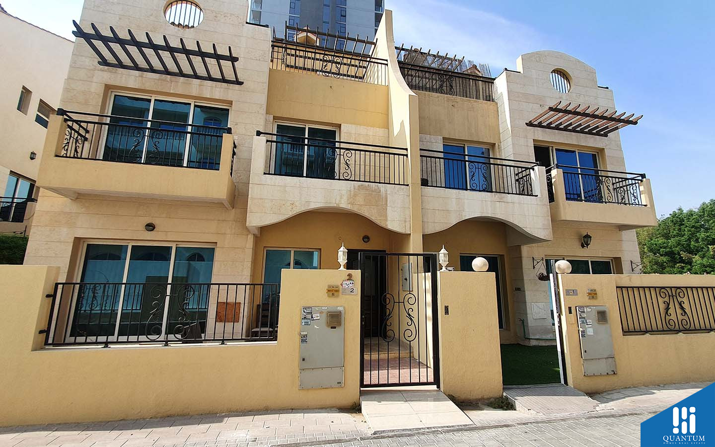 منزل تاون هاوس في المجمع السكني