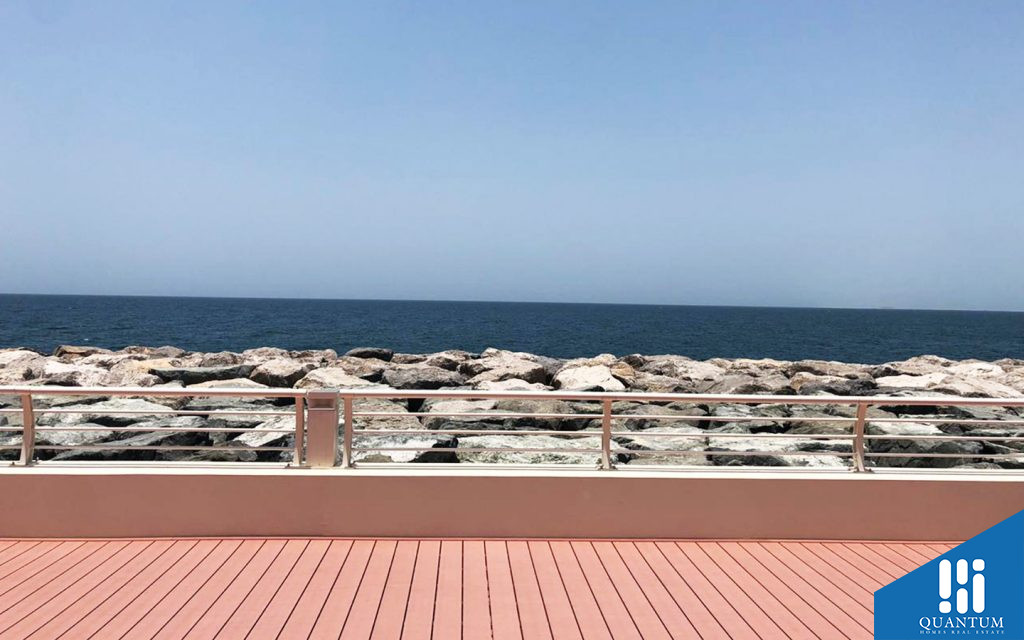 ممشى يطل على البحر في نخلة جميرا في دبي