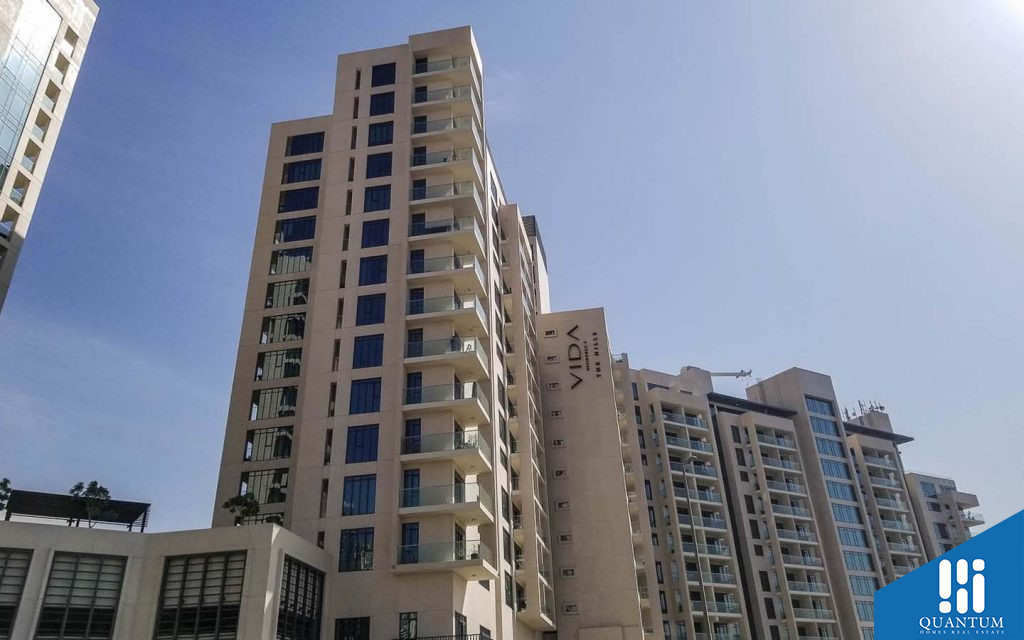 شارع مزين بالنباتات والأشجار
