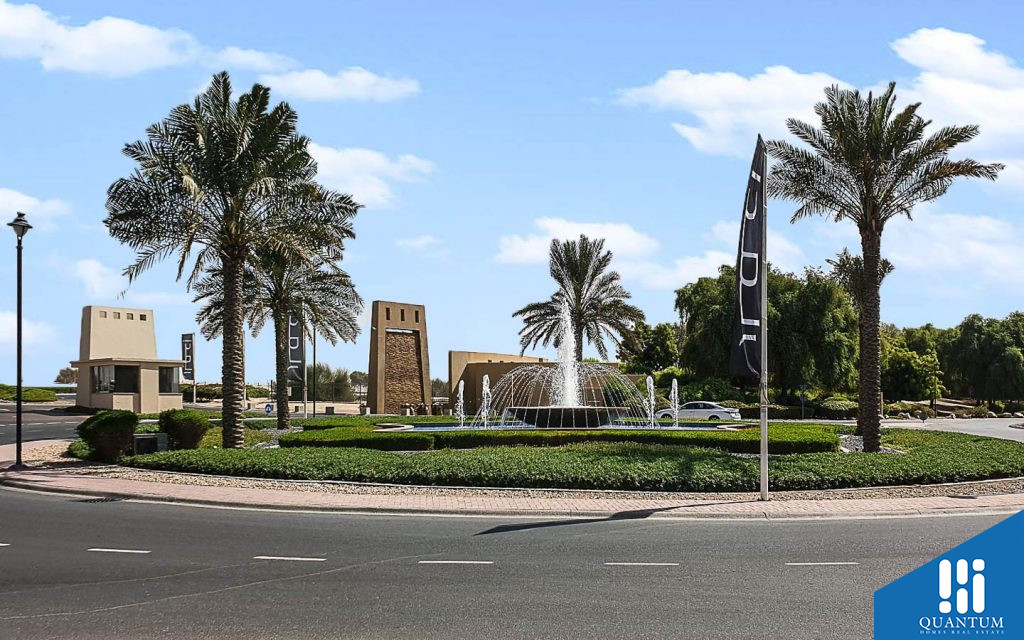 نافورة وأشجار نخيل
