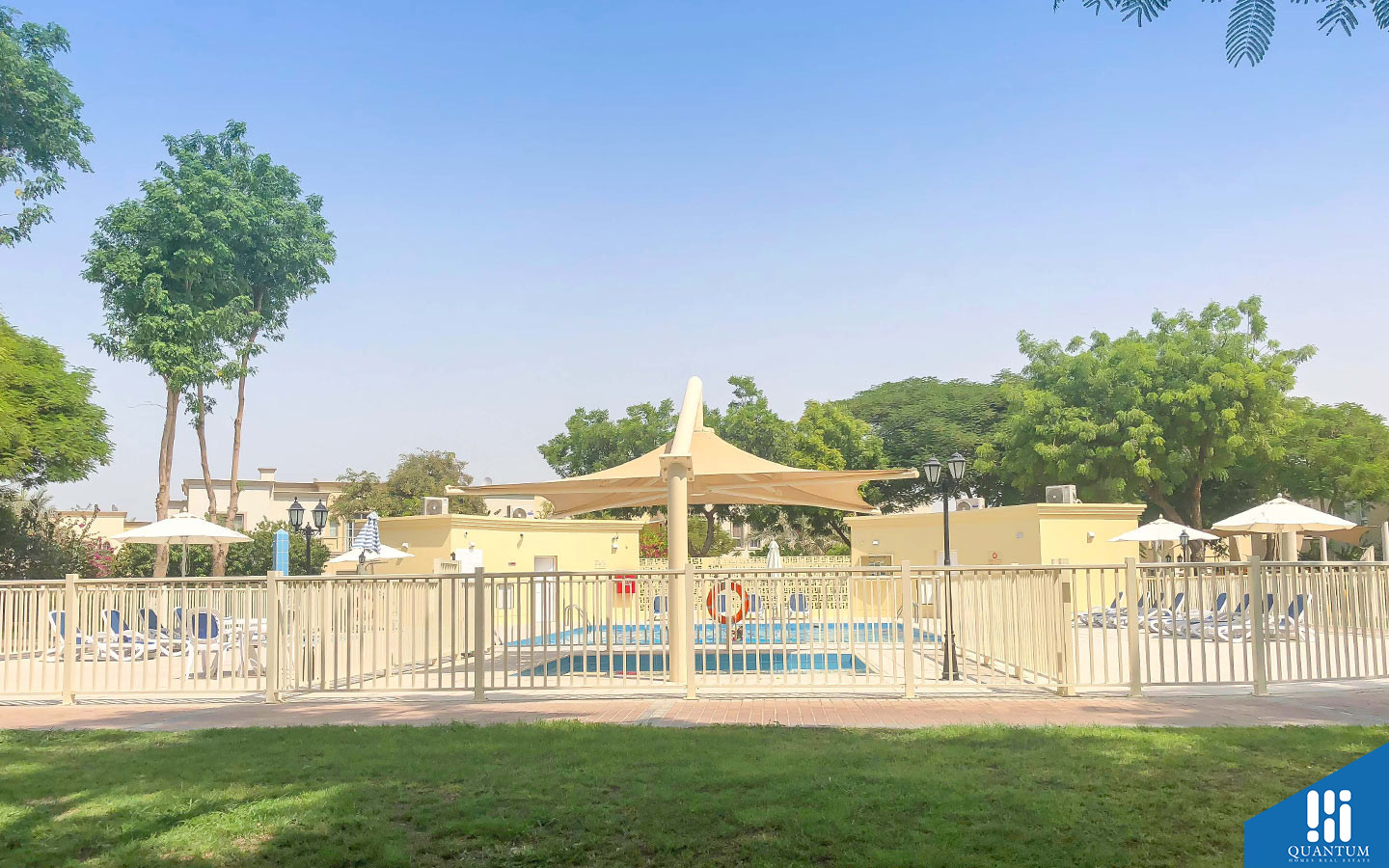 بركة سباحة مسوّرة
